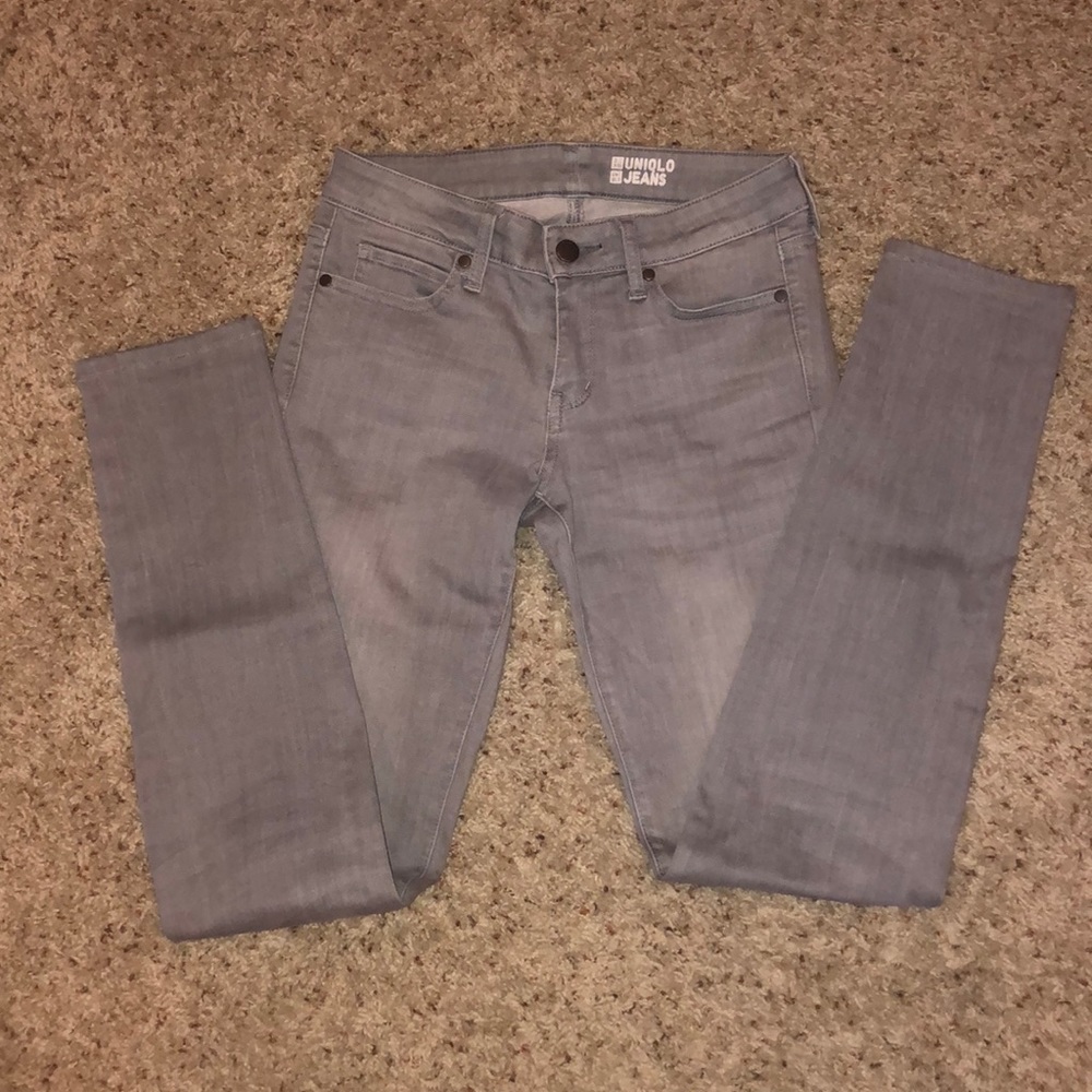 Light gray skinny jeans from Uniqlo